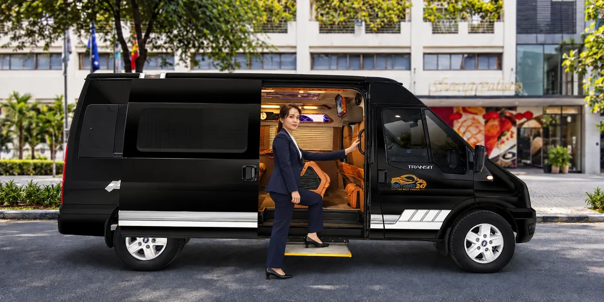 Đón khách tận nơi khi thuê xe đi Núi Bà Đen bằng Limousine 9 chỗ