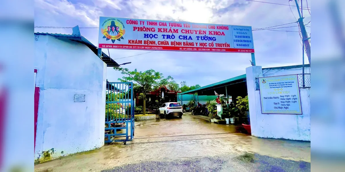 Cổng phòng khám học trò Cha Tường tại ấp Giồng Lớn, xã Vinh Kim