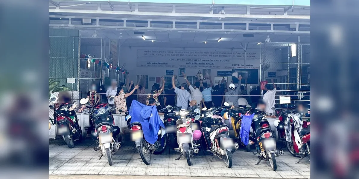 Sảnh chính phòng khám học trò Cha Tường đông người vào buổi sáng