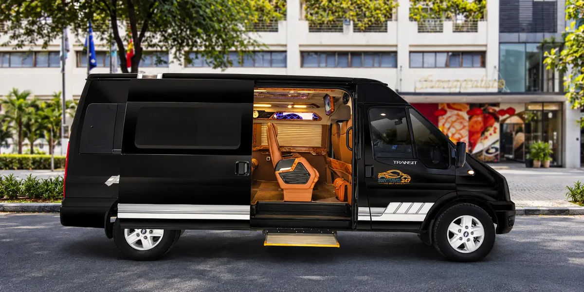 Limousine 9 chỗ SUNTRAVEL247 cho nhóm khách thuê xe Sài Gòn đi Mộc Bài